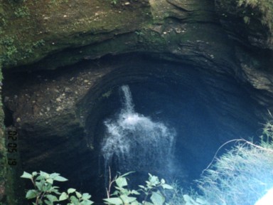 滝や洞窟、難民キャンプなどの観光地