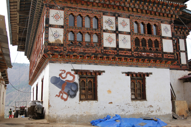 伝統と現代のはざまで揺れる街