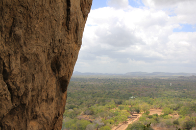 垂直に切り立つ岩壁とその危険さ