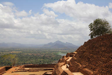 シーギリヤの岩山と周囲のジャングル