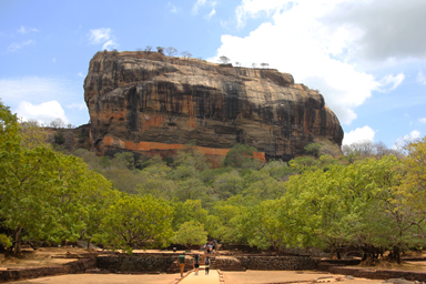 シーギリヤ・ロックの巨大な岩山を見上げる迫力ある景観。