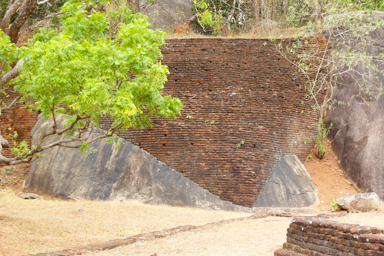 岩肌に現れた謎の形や模様