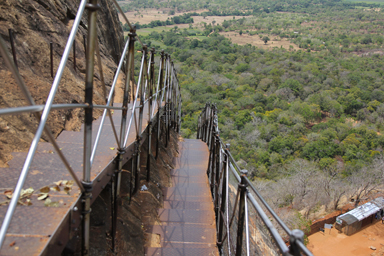 急な坂道を登る現代の旅人たち