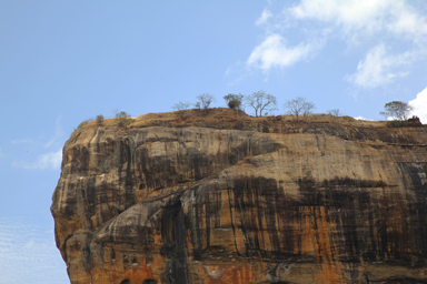 岩山の頂上からの見晴らしと登山道