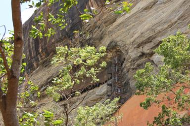 断崖に設けられたらせん階段とその足元