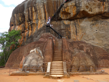 ライオンの足だけが残る巨大な石像