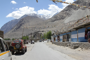 トゥルトゥクへ向かう道の小さな村の売店の光景