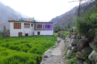 トゥルトゥクの畑の間の石を積み上げた小路