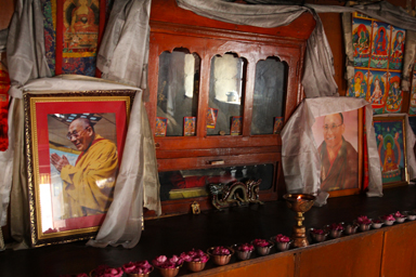 トゥルトゥクのはずれにあるトゥルトゥクゴンパの祭壇に火が灯る様子