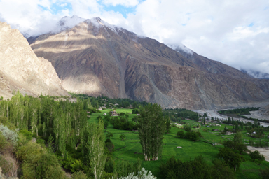 トゥルトゥク僧院から眺める山に映る朝日の影とトゥルトゥクの村