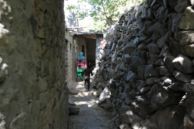 トゥルトゥク周辺の高く石を積み上げた迷路のような細い道