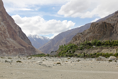 トゥルトゥクの周りの広大な山と大地が広がる景色