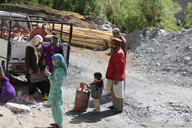 トゥルトゥク周辺のオリエンタルな顔立ちの地元の人々