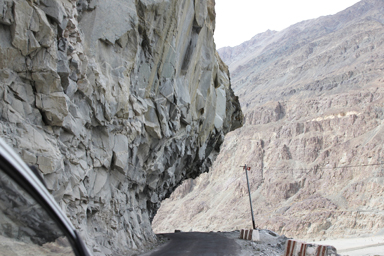 トゥルトゥクの周りの道の岩を掘って半分トンネルになった崩れそうな道