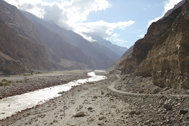 トゥルトゥクの周りの荒々しい景色と整備された道