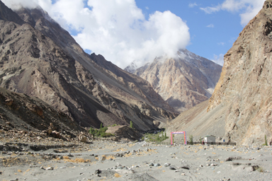 トゥルトゥクの周りの高い山々の風景