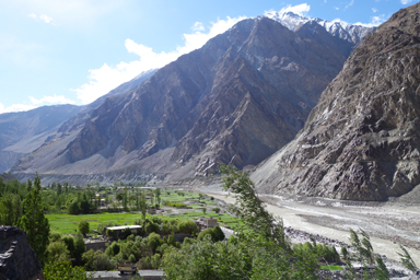 トゥルトゥクの周りの緑の出現が人の営みのサイン