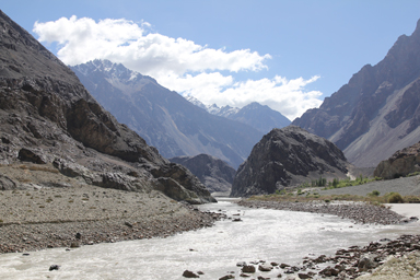 トゥルトゥクへ向かう道の川と山の壮大な景色