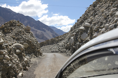 トゥルトゥクの周りの道の崩れそうな岩が両側にせり上がった様子