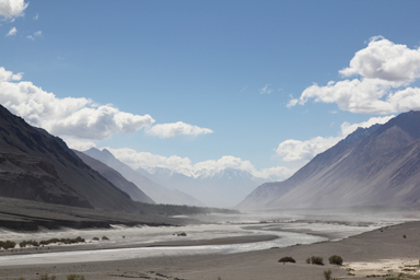 トゥルトゥクへ向かう道の大渓谷に砂が舞い上がる光景