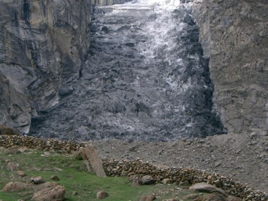 白から黒に変化する氷河の様子