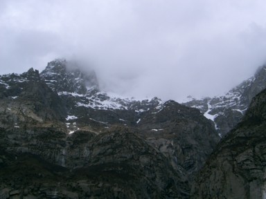 雲の向こうにそびえるウルタル峰の風景