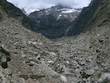 氷河の横を歩く滑りやすい登山道