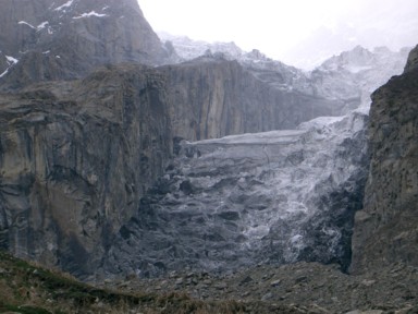 氷河の音が響く狭い渓谷の風景