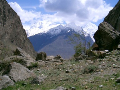 ウルタル渓谷の絶景に囲まれたトレッキング道