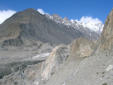 2つの氷河に挟まれたユンズバレーの谷