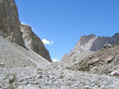 滑りやすい道を地元ガイドと進む安心の旅