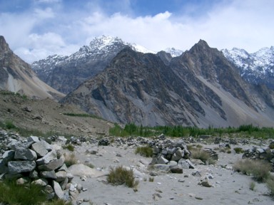 ポプラ並木が迎えるユンズバレーの帰路