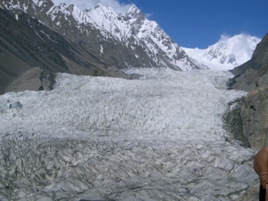 ユンズバレーの風が吹き抜ける氷河の谷