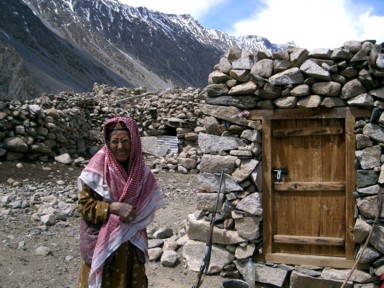 元気に働く長寿の村のおばあちゃん