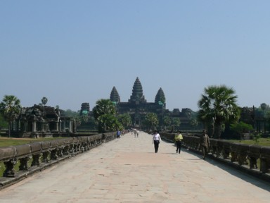 アンコールワットまでまっすぐ伸びる長い石の参道