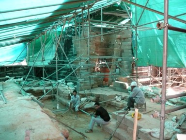 遺跡にシートを張って気の遠くなる修復作業