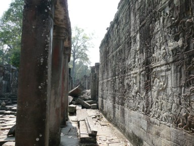 バイヨンの回廊の美しいレリーフ