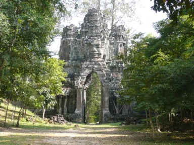 誰もいないジャングルの奥にある死者の門