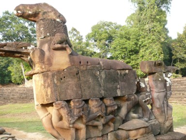 獅子舞のような馬にしがみつく人の像があるニャック・ポアン