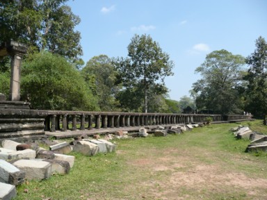 王様が歩いたまっすぐと長いランウェイがあるバプーオン