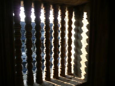 アンコールワットの格子窓が作る影にもおしゃれな模様