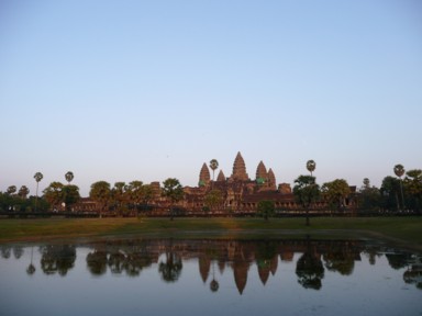 アンコール遺跡の石造寺院を間近にとらえた荘厳な風景