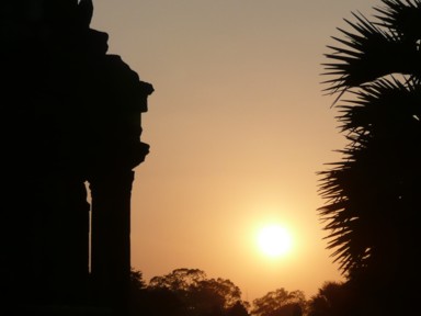 遺跡を照らす夕日の美しい瞬間