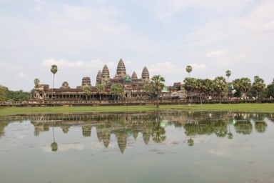 池に映るアンコールワットの姿