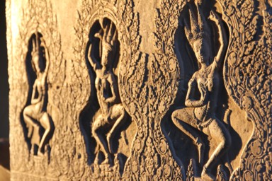 見向きもされない柱の美しく踊るデバターが夕日で輝く