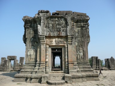 丘の上に登れば夕日が見えるプノン・バケン寺院)