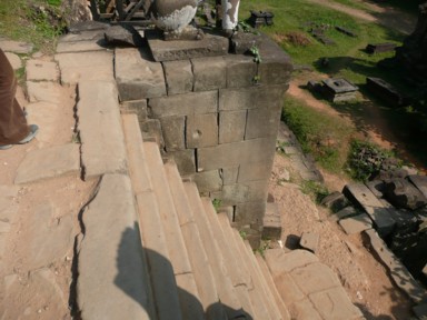 階段の1段１段が狭すぎるプノン・バケン寺院