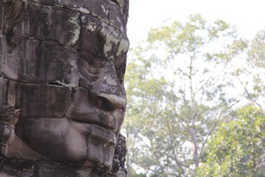 バイヨンの世界を見守るような表情の顔だけの巨大仏像