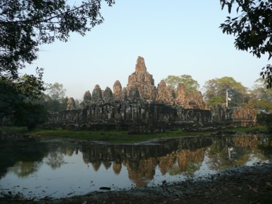 ジャングルの奥地にたたずむ神秘的なバイヨン