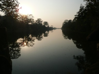 お堀の波1つない静かな湖面